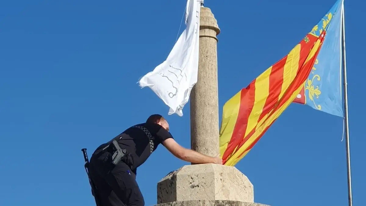 Imagen de la Policía retirando la bandera Imagen de la Policía retirando la bandera