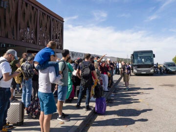 Pasajeros esperan a ser trasladados en autobús desde la estación Fernando Zóbel de Cuenca