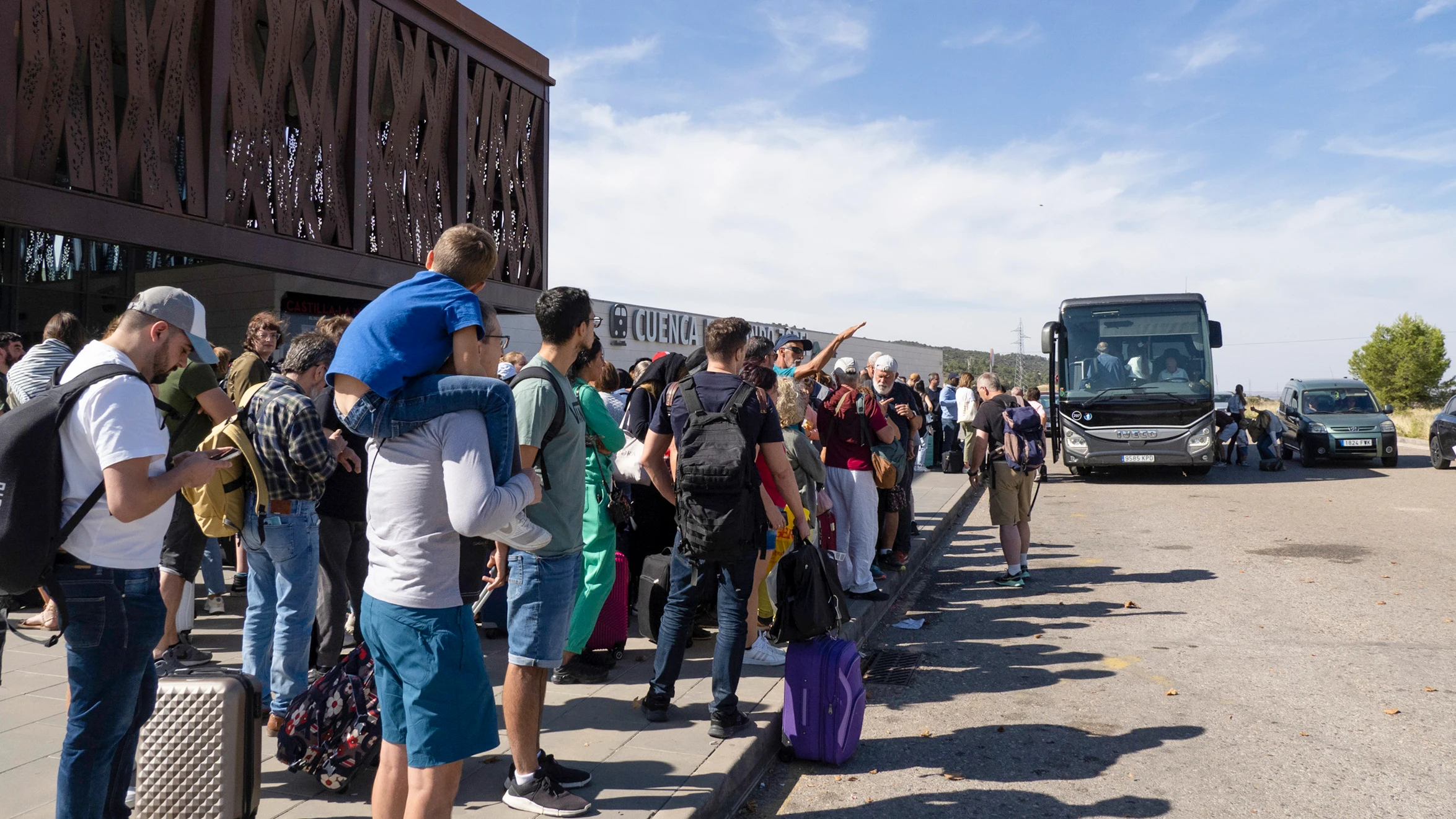 Pasajeros esperan a ser trasladados en autob&uacute;s desde la estaci&oacute;n Fernando Z&oacute;bel de Cuenca