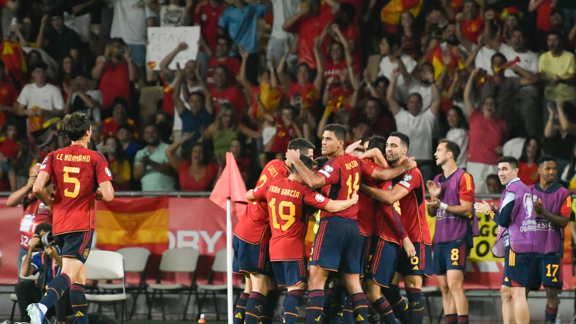 Los jugadores de España celebran un gol de Morata ante Escocia