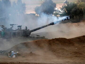 Un tanque del Ejército israelí disparando hacia Gaza