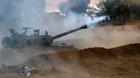 Un tanque del Ejército israelí disparando hacia Gaza Un tanque del Ejército israelí disparando hacia Gaza