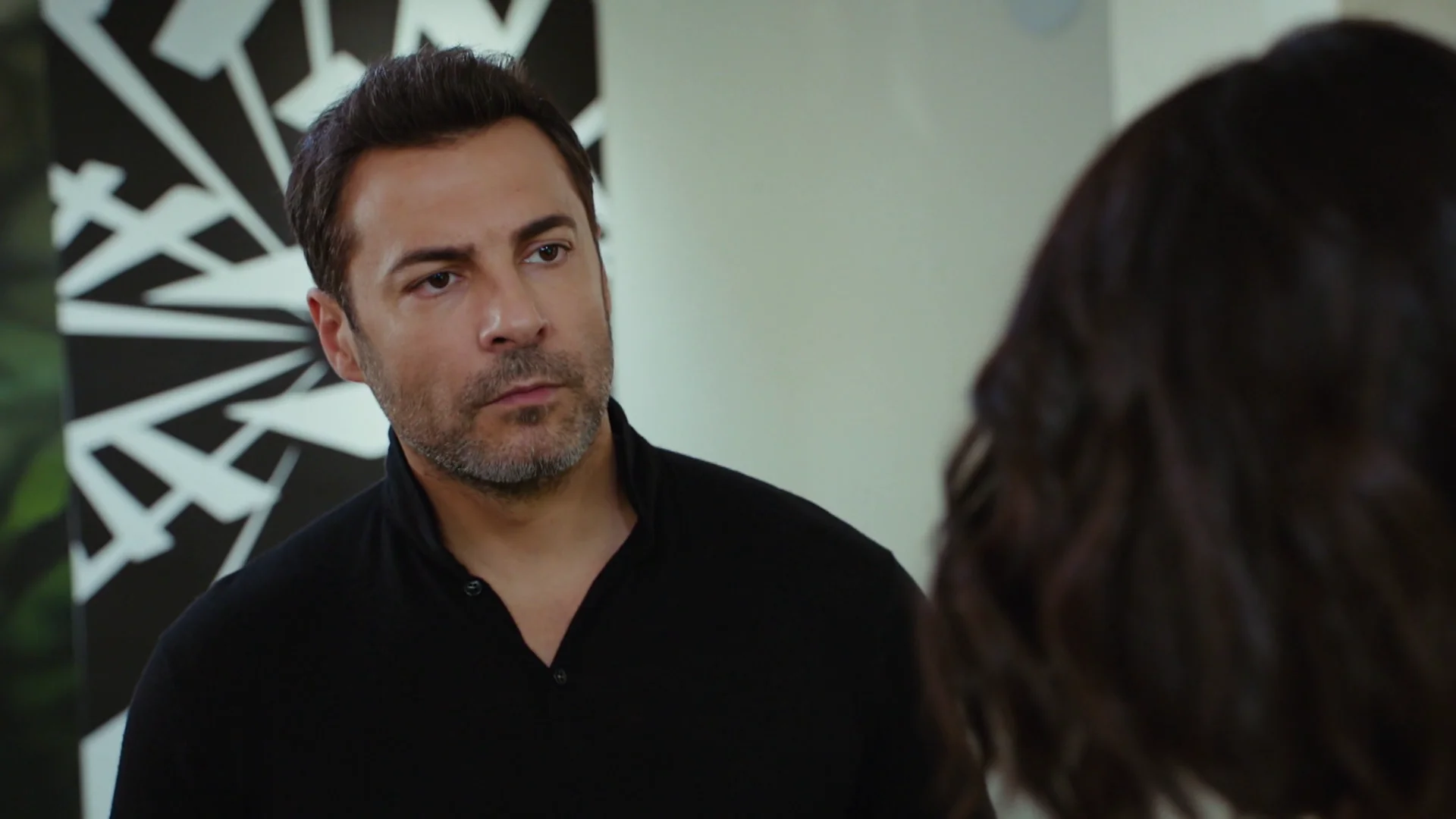 Kaya intenta sonsacarle a Şahika informaci&oacute;n sobre sus cajas fuertes, &iquest;conseguir&aacute; el v&iacute;deo con el que chantajea a Yiğit? 