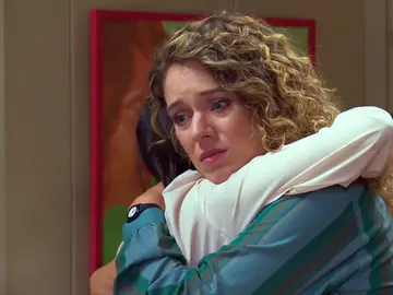 Manolita abraza a Lola mientras calma su dolor: “Me duele demasiado no estar con Malena” Manolita abraza a Lola mientras calma su dolor: “Me duele demasiado no estar con Malena”