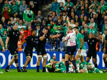 Los jugadores de Nueva Zelanda celebran la victoria ante Irlanda