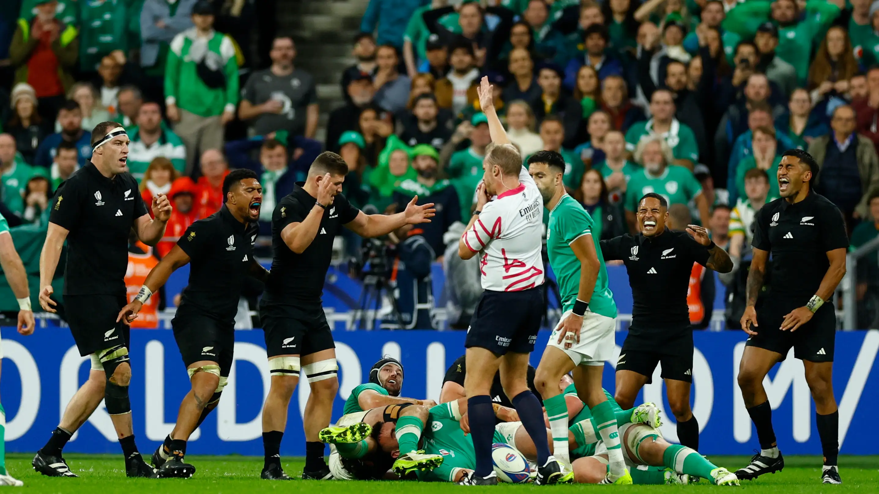 Los jugadores de Nueva Zelanda celebran la victoria ante Irlanda Los jugadores de Nueva Zelanda celebran la victoria ante Irlanda