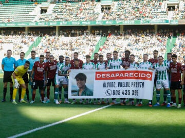 Jugadores del Córdoba y el Mérida sostienen una pancarta en apoyo a la búsqueda del joven Álvaro Prieto