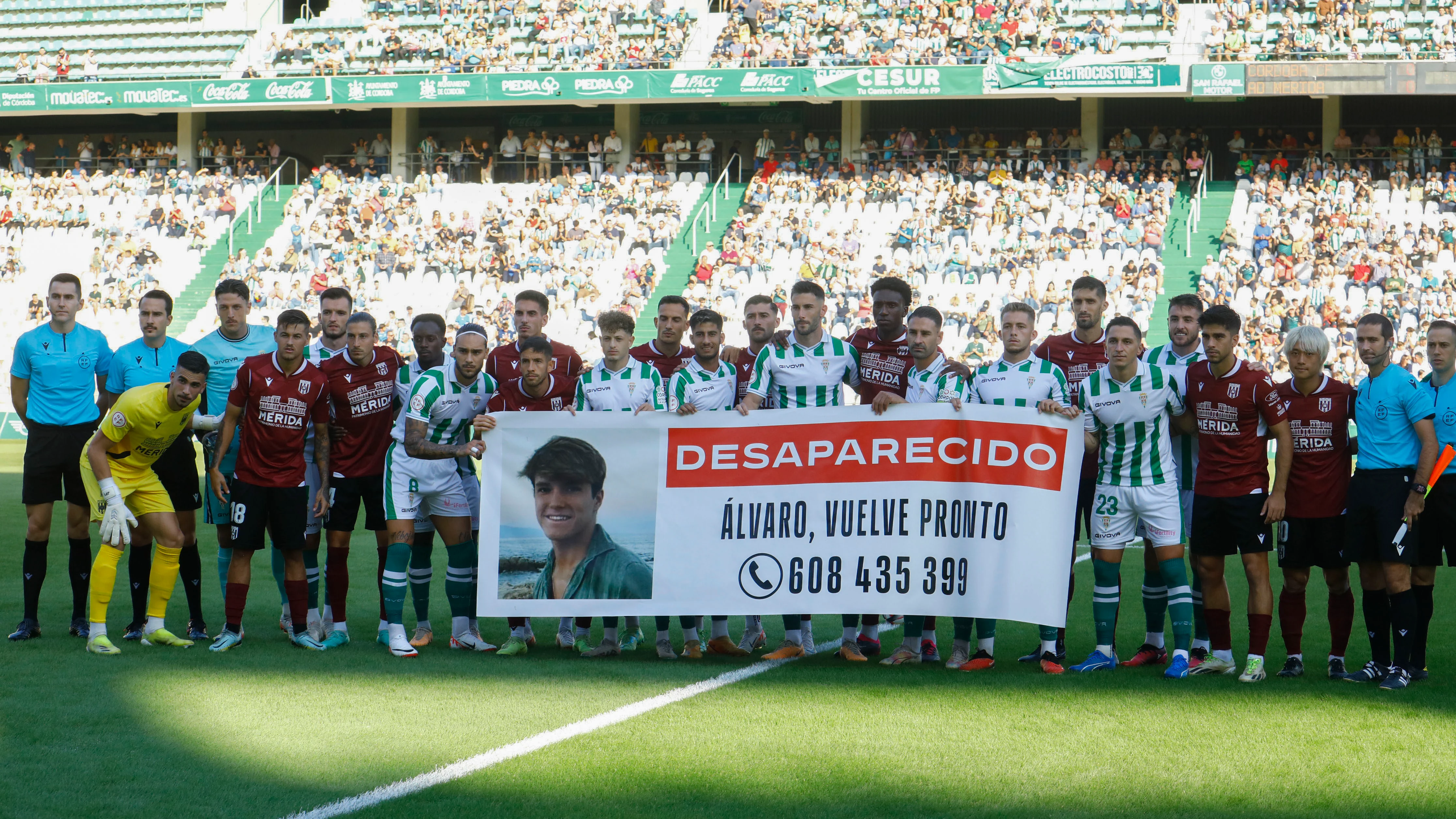 Jugadores del Córdoba y el Mérida sostienen una pancarta en apoyo a la búsqueda del joven Álvaro Prieto Jugadores del Córdoba y el Mérida sostienen una pancarta en apoyo a la búsqueda del joven Álvaro Prieto