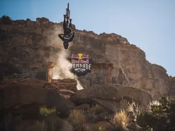 Un rider ejecuta un backflip en el Red Bull Rampage Un rider ejecuta un backflip en el Red Bull Rampage