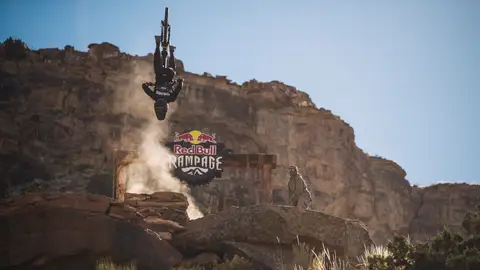 Un rider ejecuta un backflip en el Red Bull Rampage