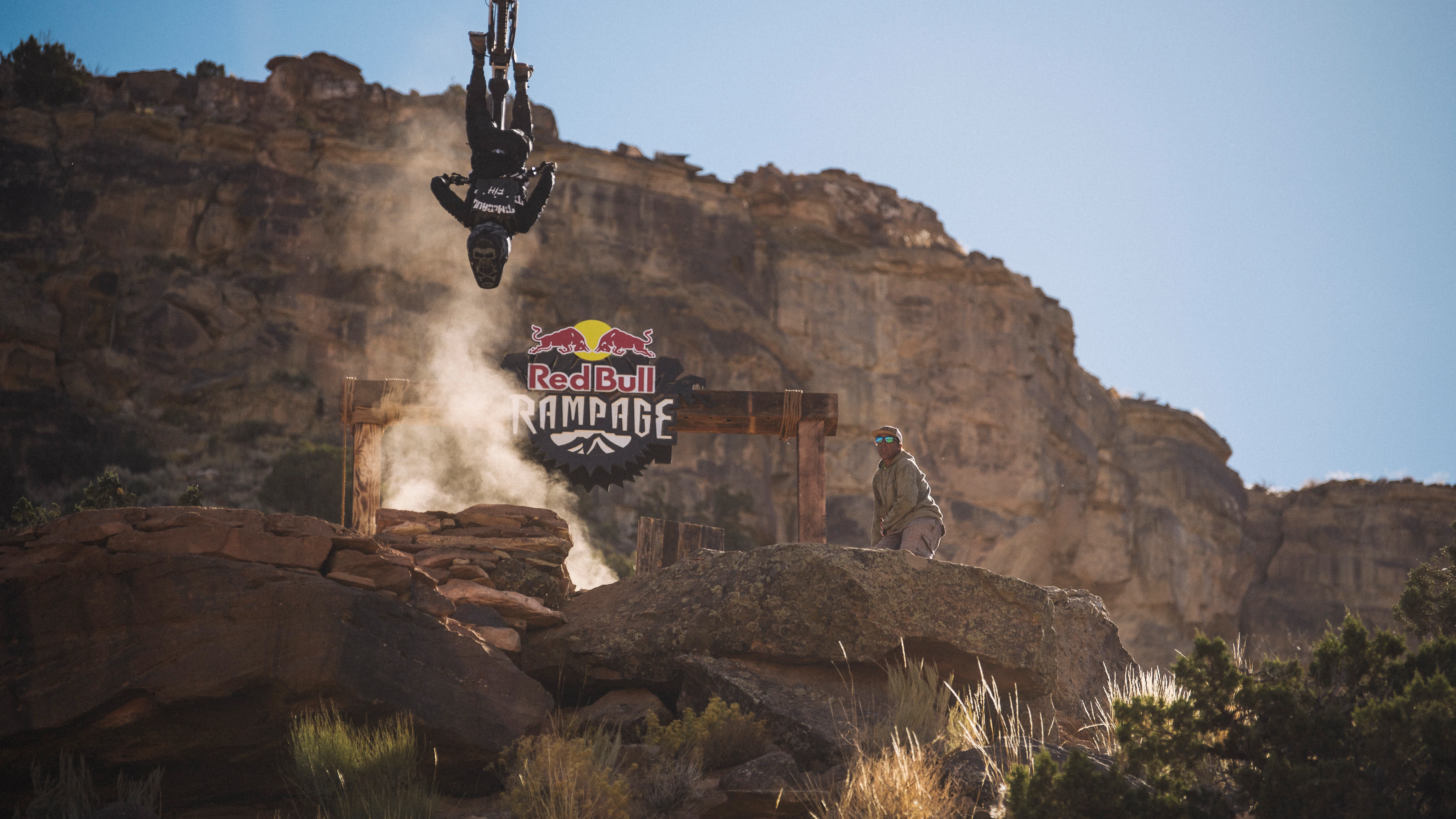Un rider ejecuta un backflip en el Red Bull Rampage Un rider ejecuta un backflip en el Red Bull Rampage