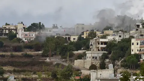 Humo en la localidad libanesa fronteriza con Israel de Ayta ash-Shab Humo en la localidad libanesa fronteriza con Israel de Ayta ash-Shab