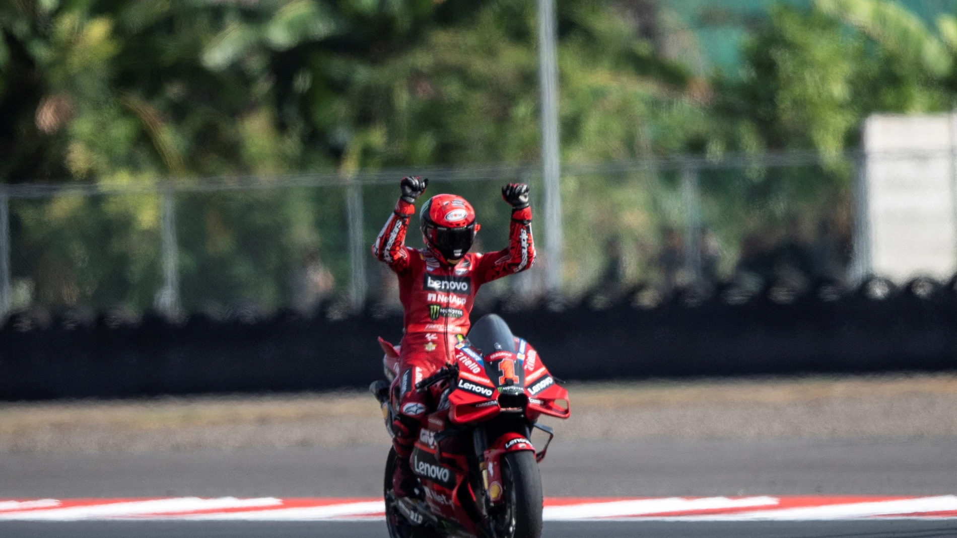 Bagnaia celebra su victoria en el GP de Indonesia
