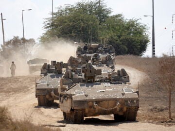 Vehículos blindados israelíes en la frontera con Gaza