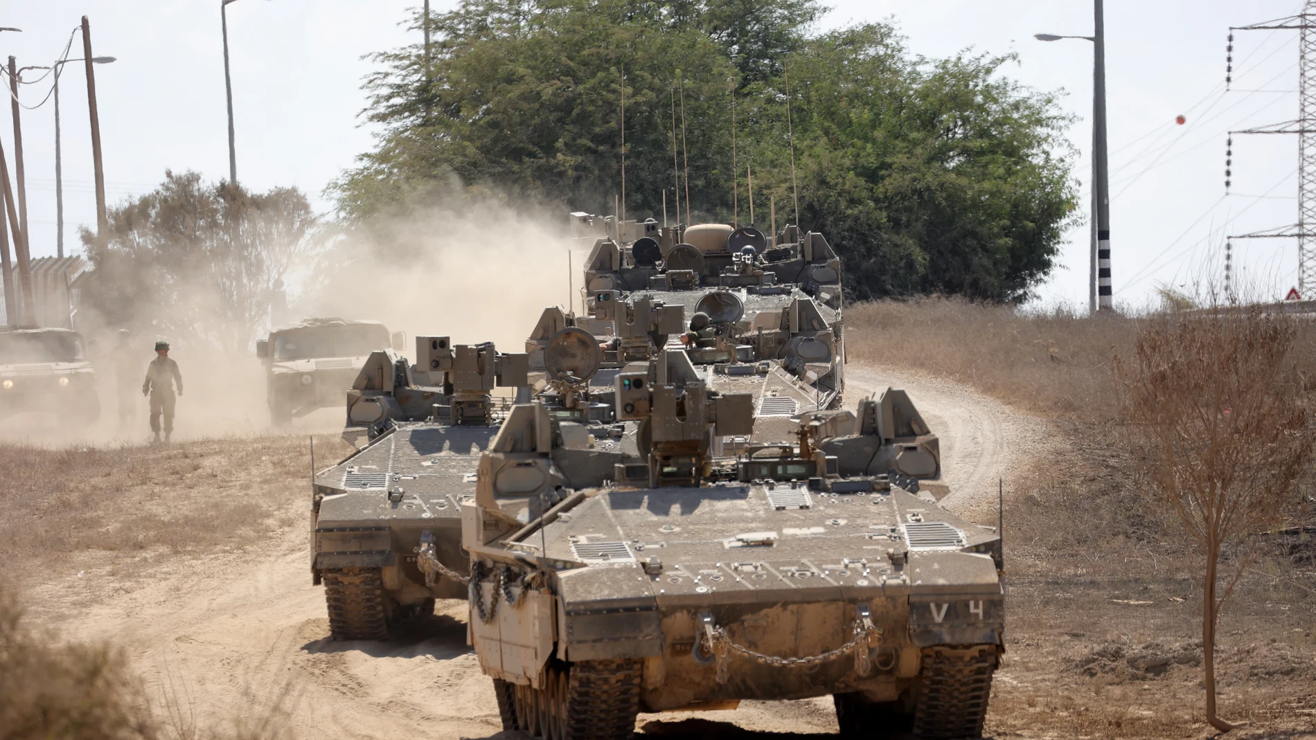 Vehículos blindados israelíes en la frontera con Gaza