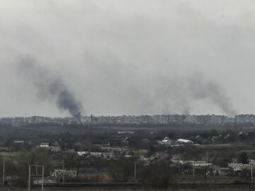 Imagen de archivo del humo causado por los combates en la ciudad de Bajmut