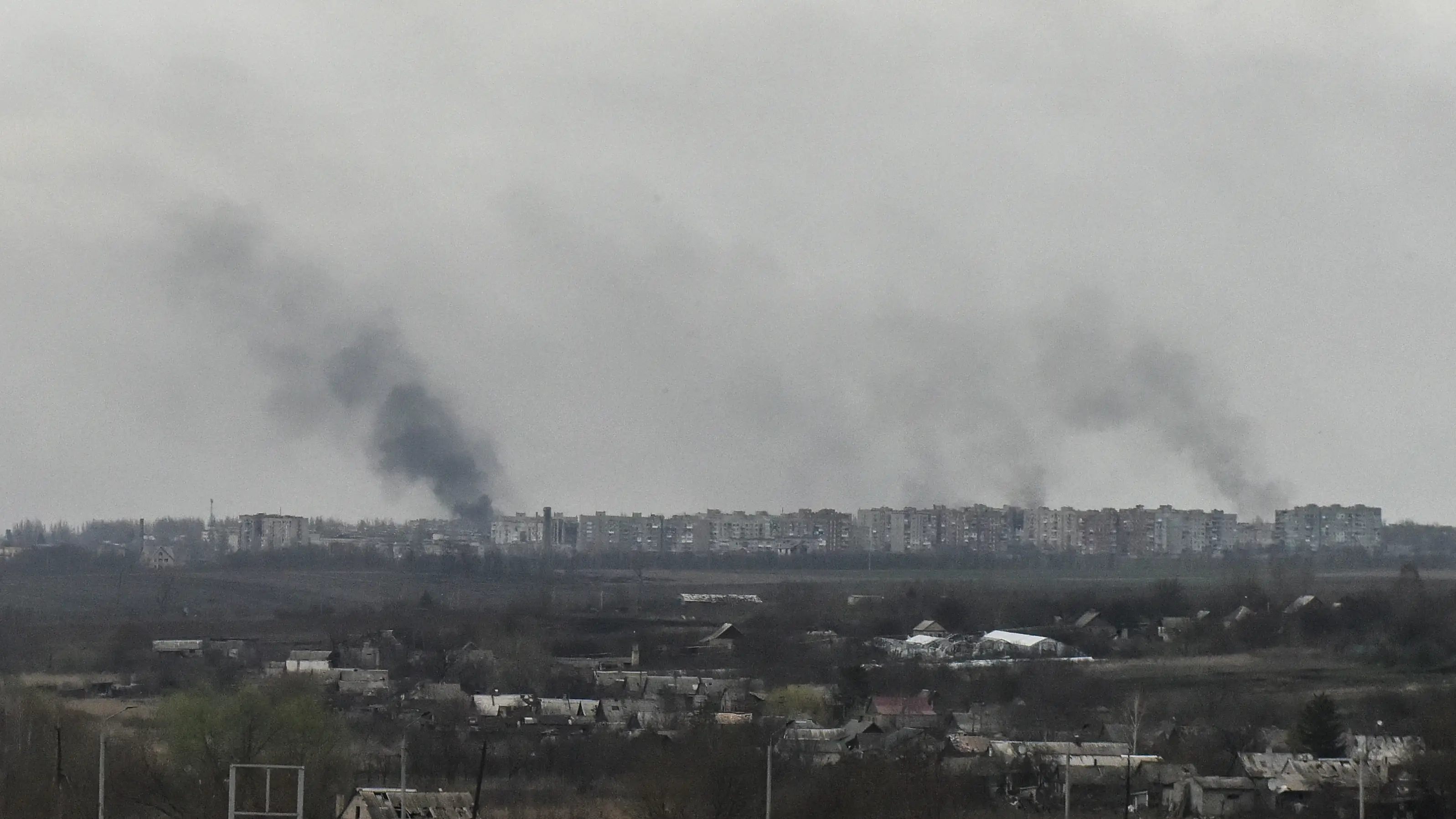 Imagen de archivo del humo causado por los combates en la ciudad de Bajmut Imagen de archivo del humo causado por los combates en la ciudad de Bajmut