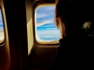 Una mujer en el interior de un avión