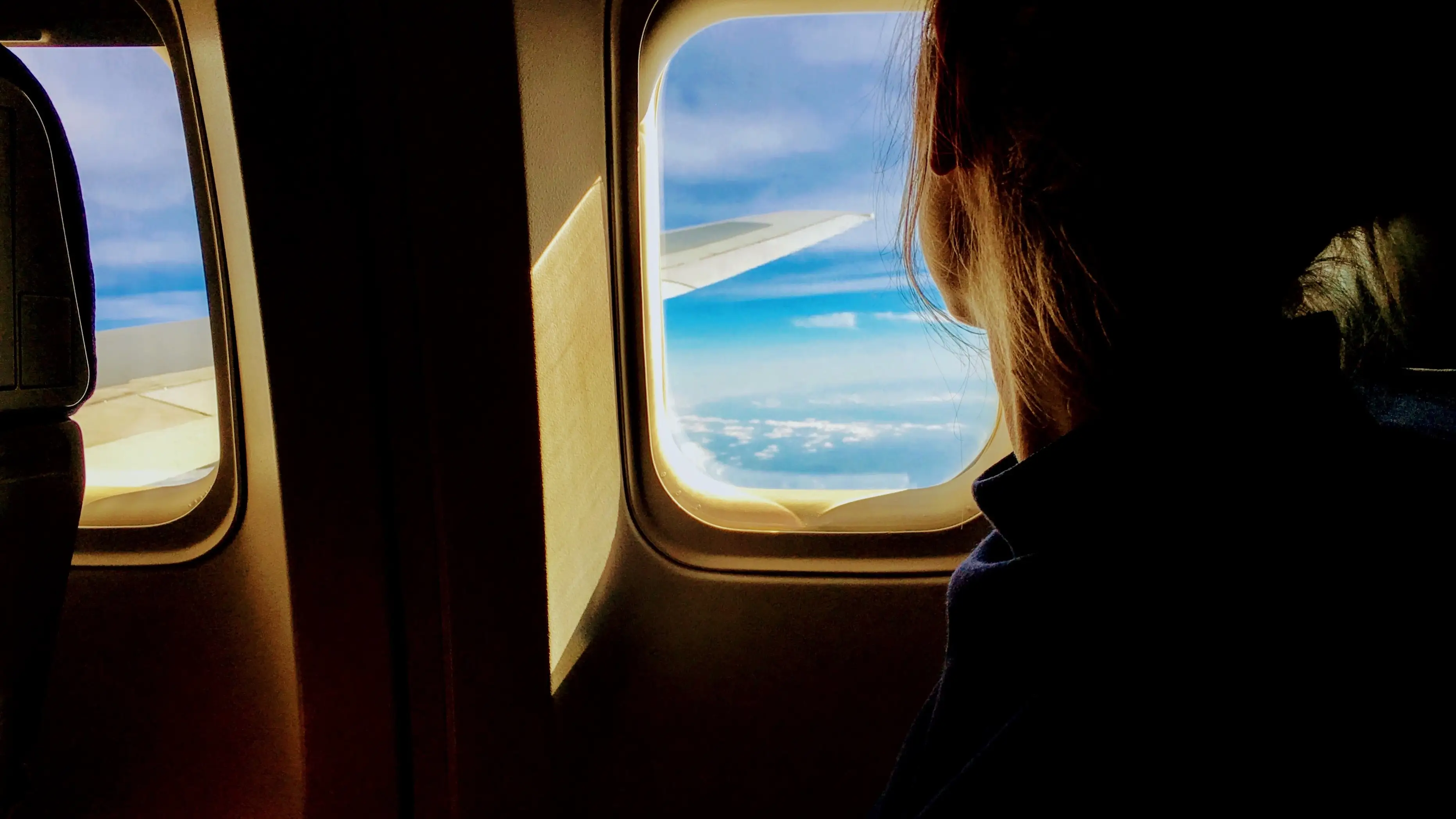 Una mujer en el interior de un avión Una mujer en el interior de un avión