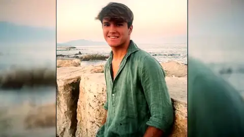 Un trabajador de Renfe asegura que trataron de ayudar a Álvaro Prieto: "Le ofrecieron un cargador y él dijo que no" Un trabajador de Renfe asegura que trataron de ayudar a Álvaro Prieto: "Le ofrecieron un cargador y él dijo que no"