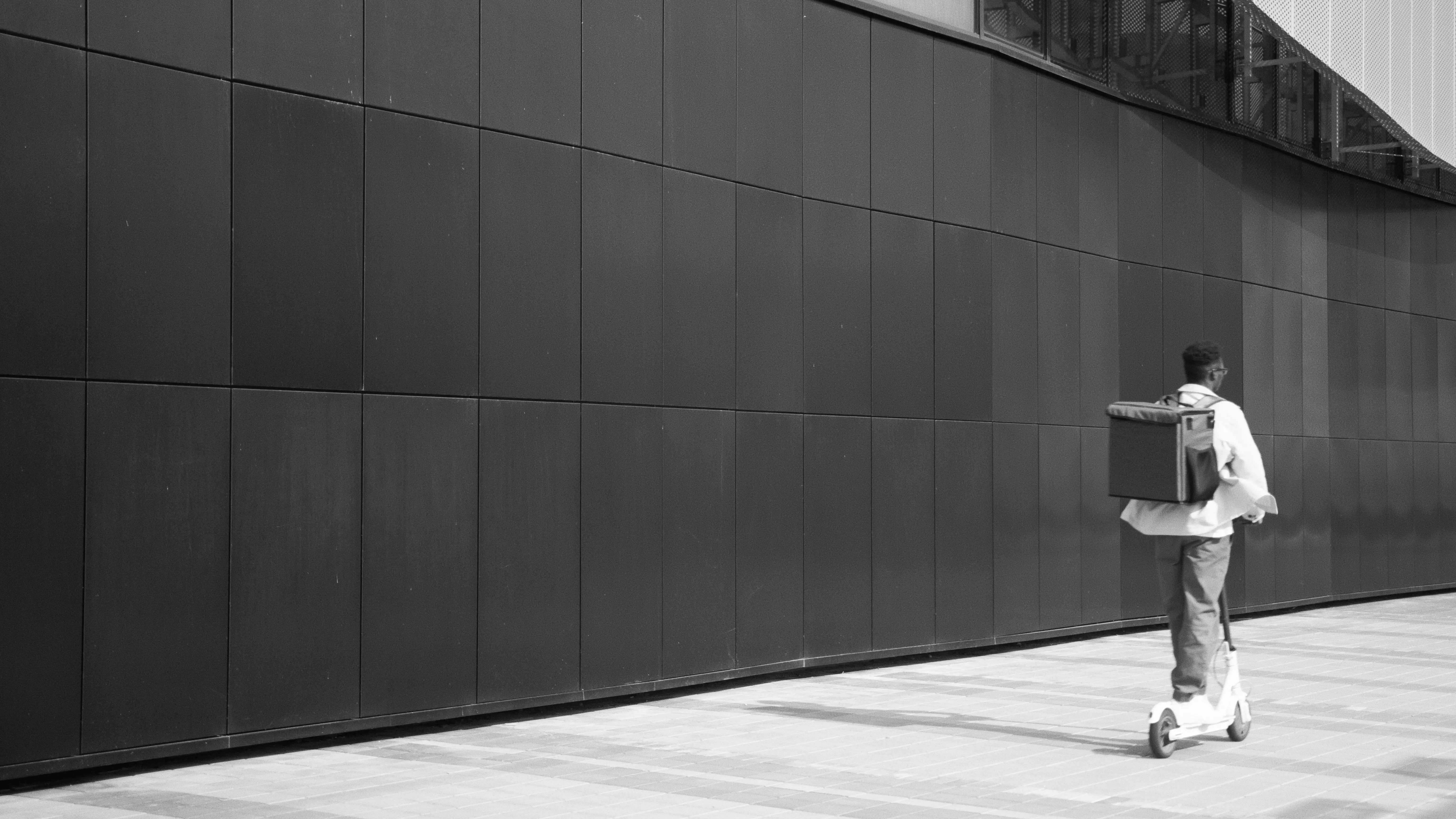 Hombre montado en un patinete eléctrico Hombre montado en un patinete eléctrico