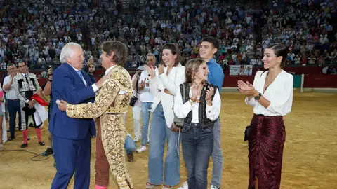 Manuel Benítez junto a sus tres nietos Manuel Benítez junto a sus tres nietos