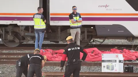 La UME trabaja en el ugar donde se ha hallado el cadáver La UME trabaja en el ugar donde se ha hallado el cadáver