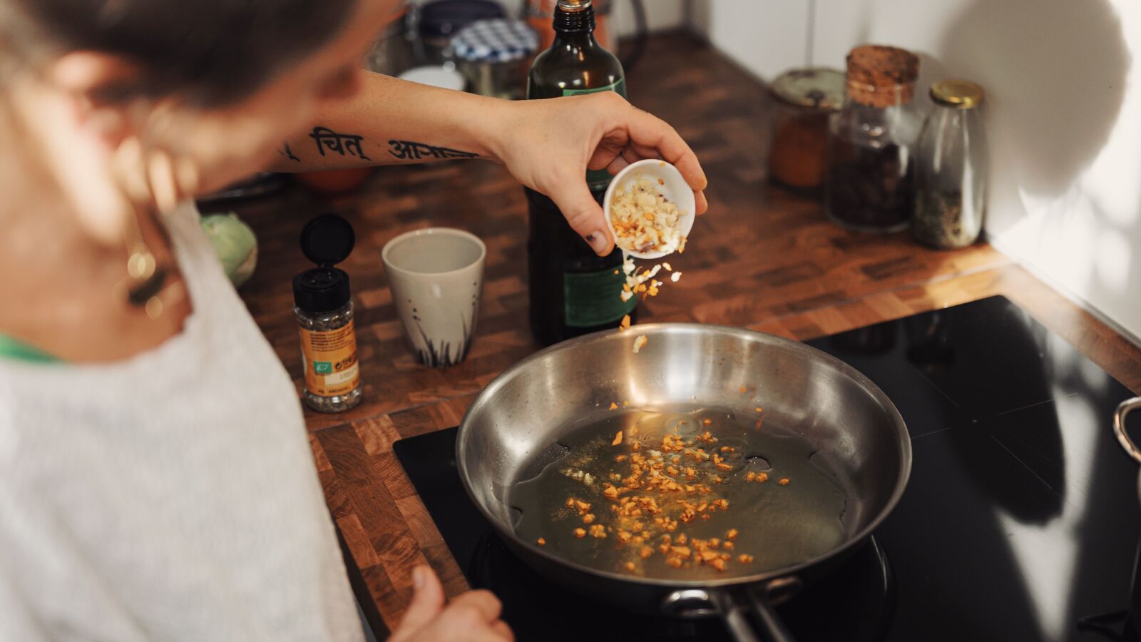 Cómo evitar que se te pegue la comida en la sartén sin usar una antiadherente