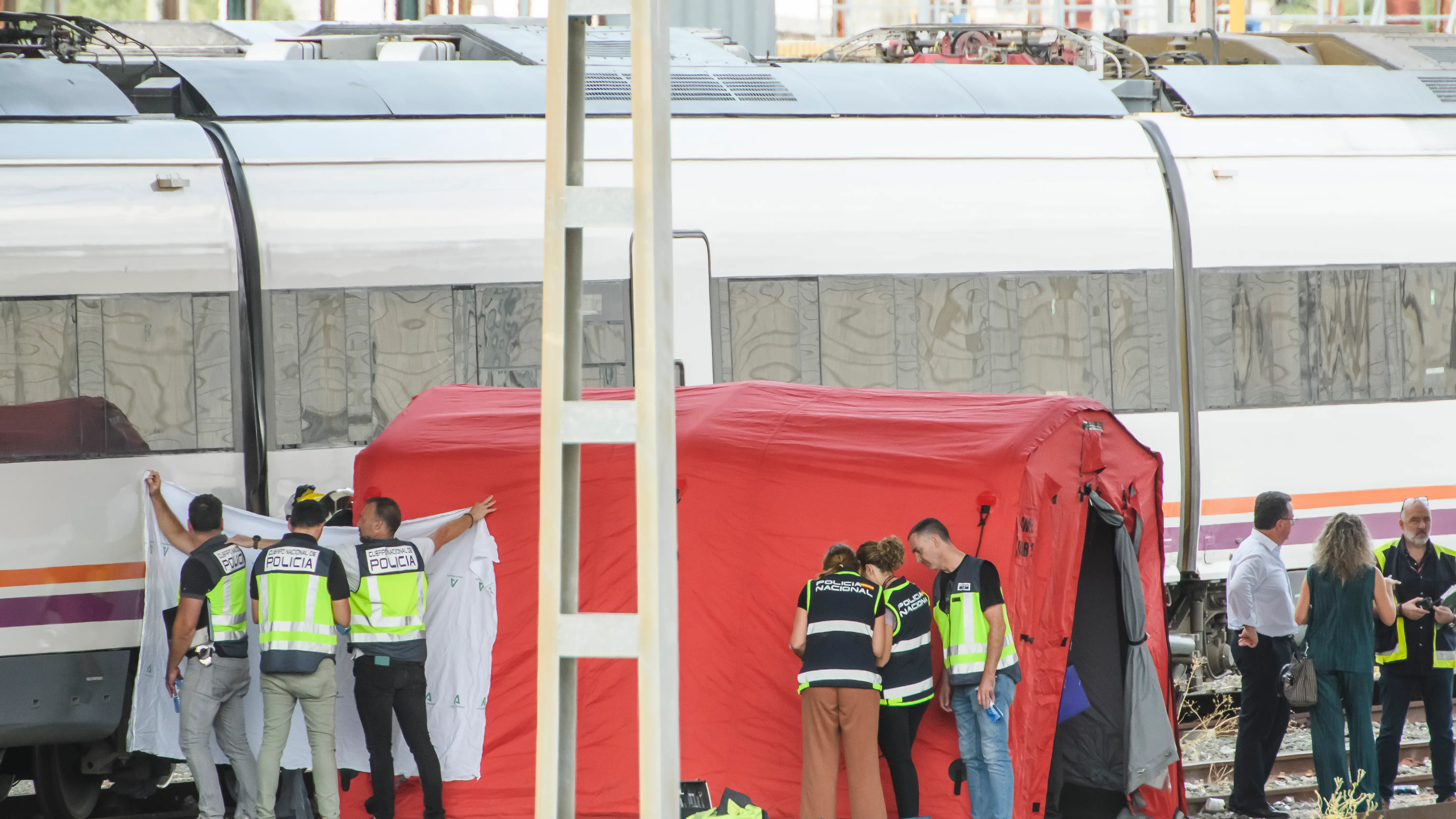 Agentes de la polic&iacute;a rescatando el cuerpo sin vida de &Aacute;lvaro Prieto