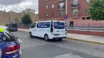Llegada de la furgoneta del tanatorio tras el hallazgo de Álvaro Prieto 