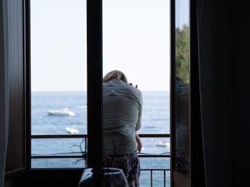 Una mujer observa el mar.