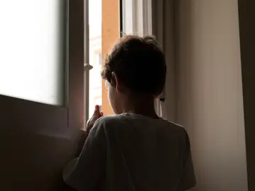 Niño de espaldas Niño de espaldas