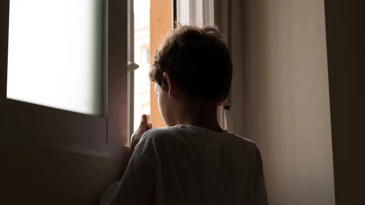 Niño de espaldas Niño de espaldas