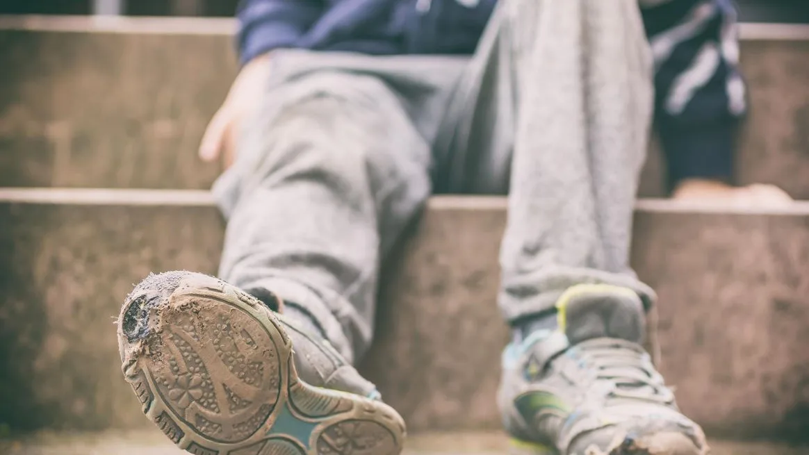 Niño con los zapatos rotos Niño con los zapatos rotos