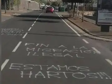 Pintadas xenófobas cerca de un centro de internamiento de extranjeros en Tenerife Pintadas xenófobas cerca de un centro de internamiento de extranjeros en Tenerife