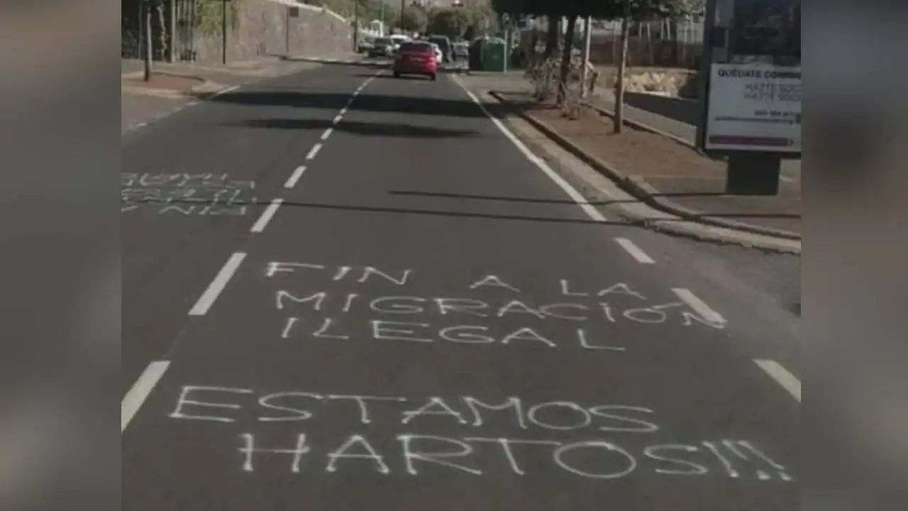 Pintadas xenófobas cerca de un centro de internamiento de extranjeros en Tenerife Pintadas xenófobas cerca de un centro de internamiento de extranjeros en Tenerife