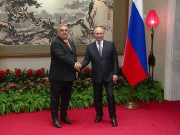 Vladimir Putin se reúne con Viktor Orban en Pekín.