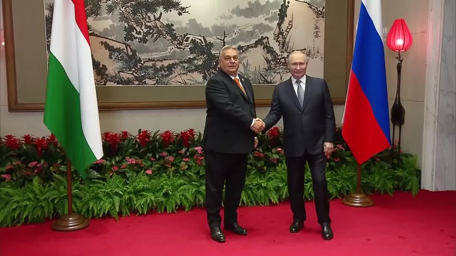 Vladimir Putin se reúne con Viktor Orban en Pekín.