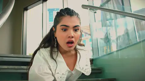 Leyla se cae por las escaleras tras un forcejeo con Süsen y de da un fuerte golpe en la cabeza Leyla se cae por las escaleras tras un forcejeo con Süsen y de da un fuerte golpe en la cabeza