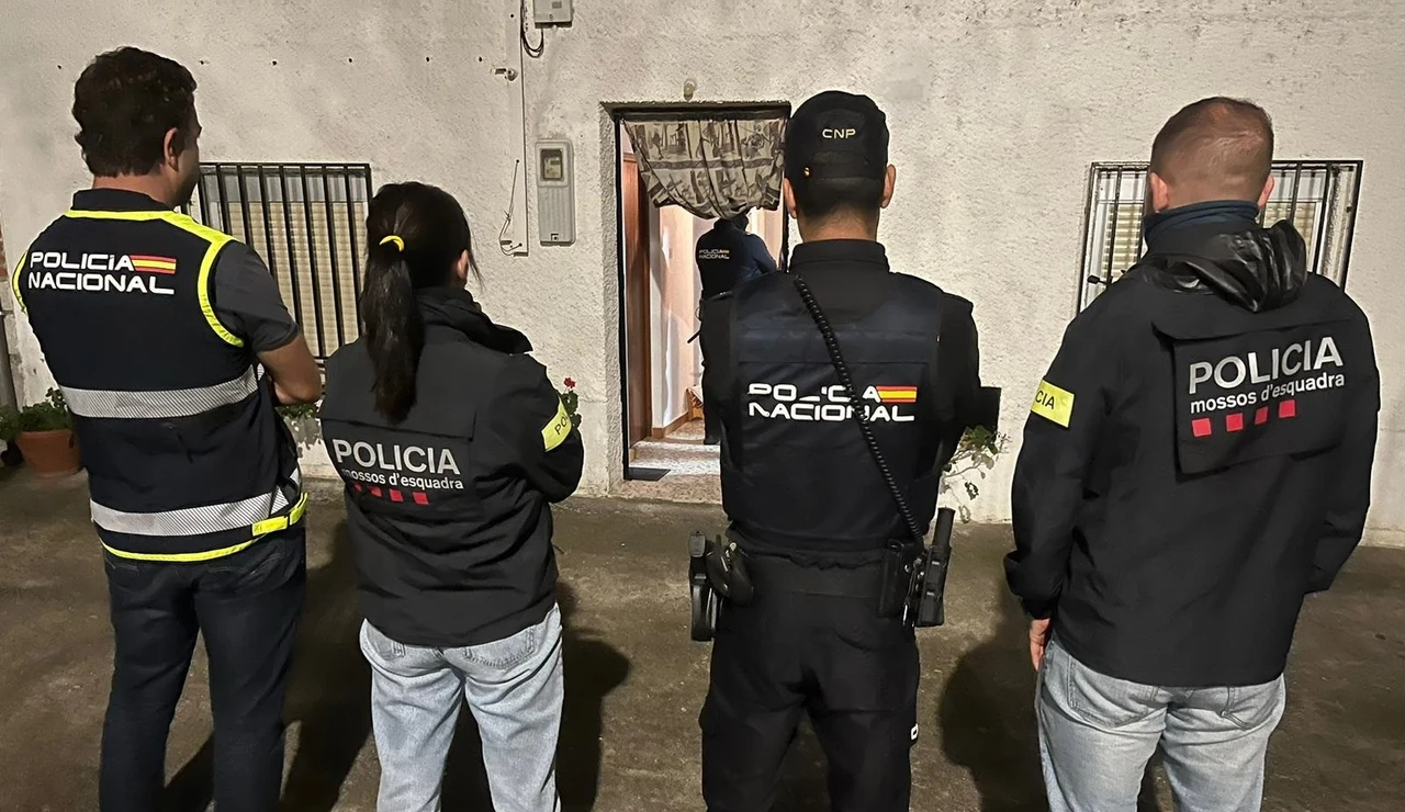 Agentes de la Policía Nacional y los Mossos d'Esquadra.