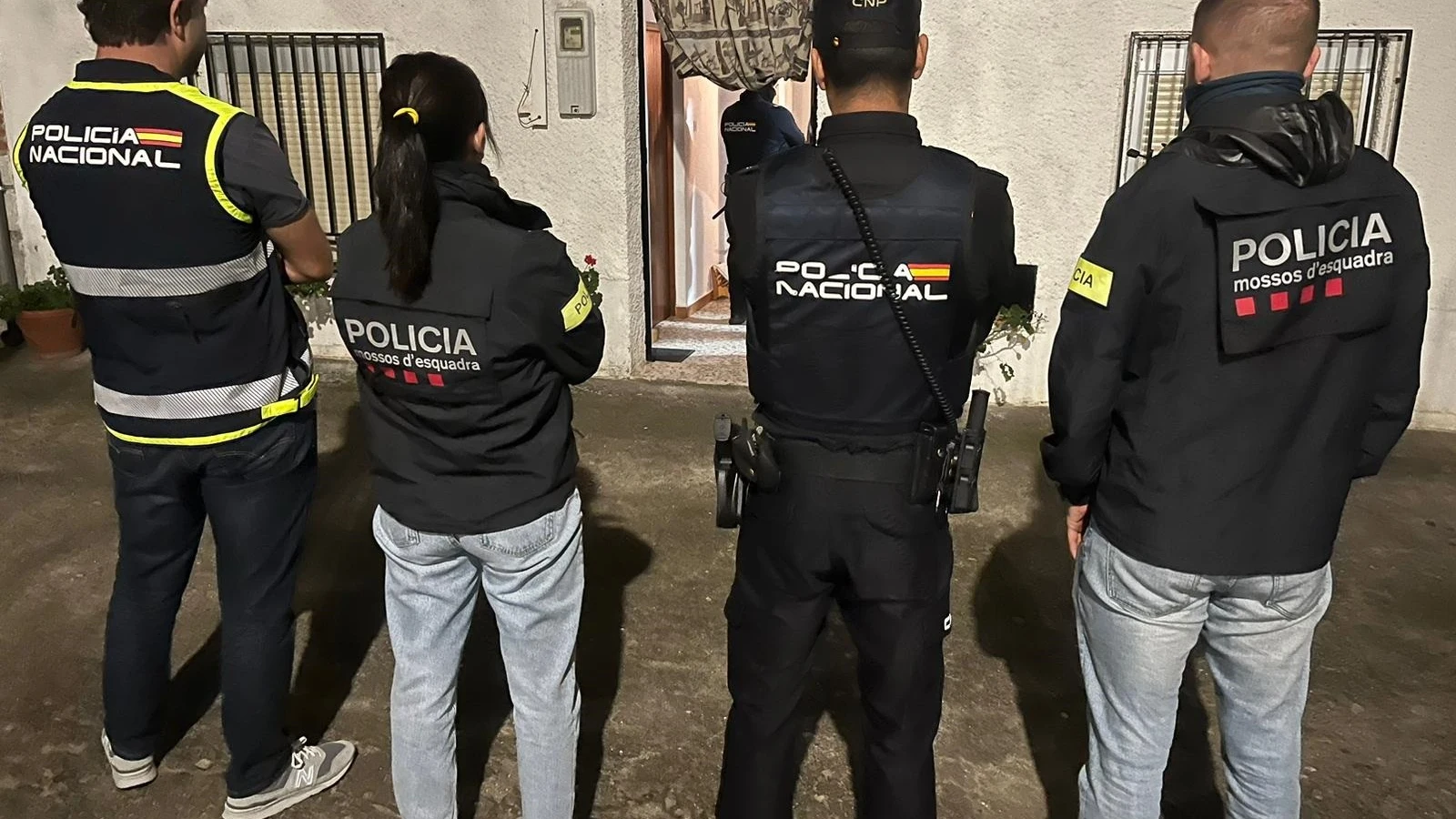 Agentes de la Polic&iacute;a Nacional y los Mossos d'Esquadra.