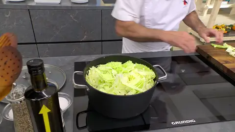 Añade todo a una cazuela grande con agua Añade todo a una cazuela grande con agua