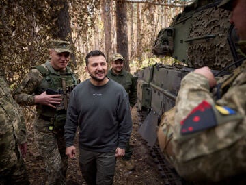 Zelenski con tropas ucranianas