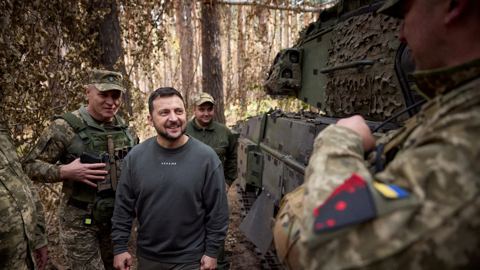 Zelenski con tropas ucranianas Zelenski con tropas ucranianas