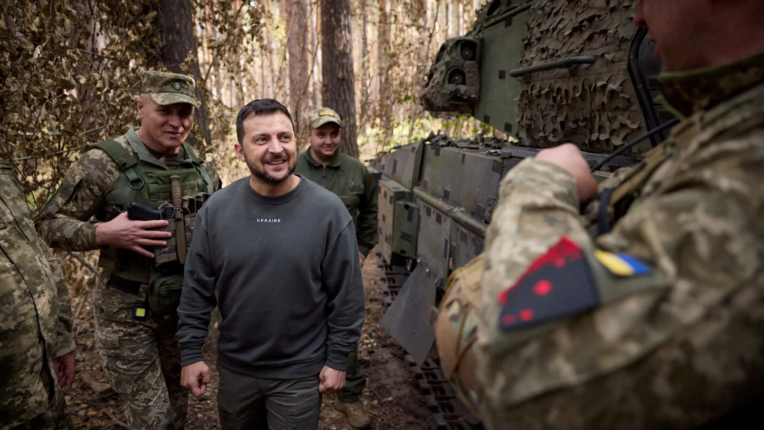 Zelenski con tropas ucranianas