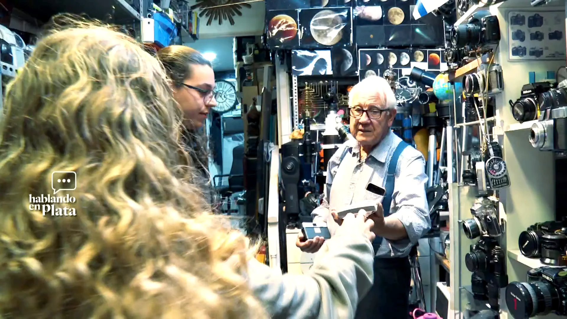 Antonio en su tienda de cámaras Antena 3 Noticias
