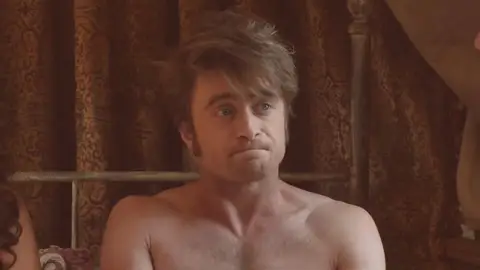 Daniel Radcliffe en Miracle Workers Daniel Radcliffe en Miracle Workers