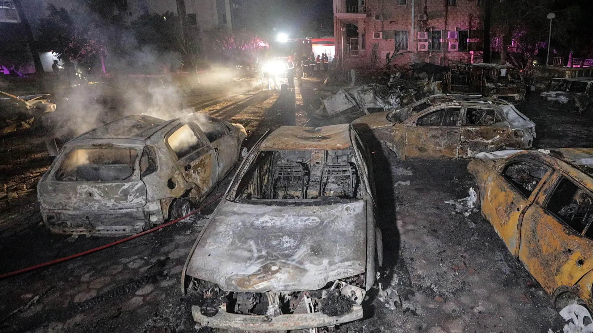Coches calcinados en el hospital de Al Ahli en la ciudad de Gaza