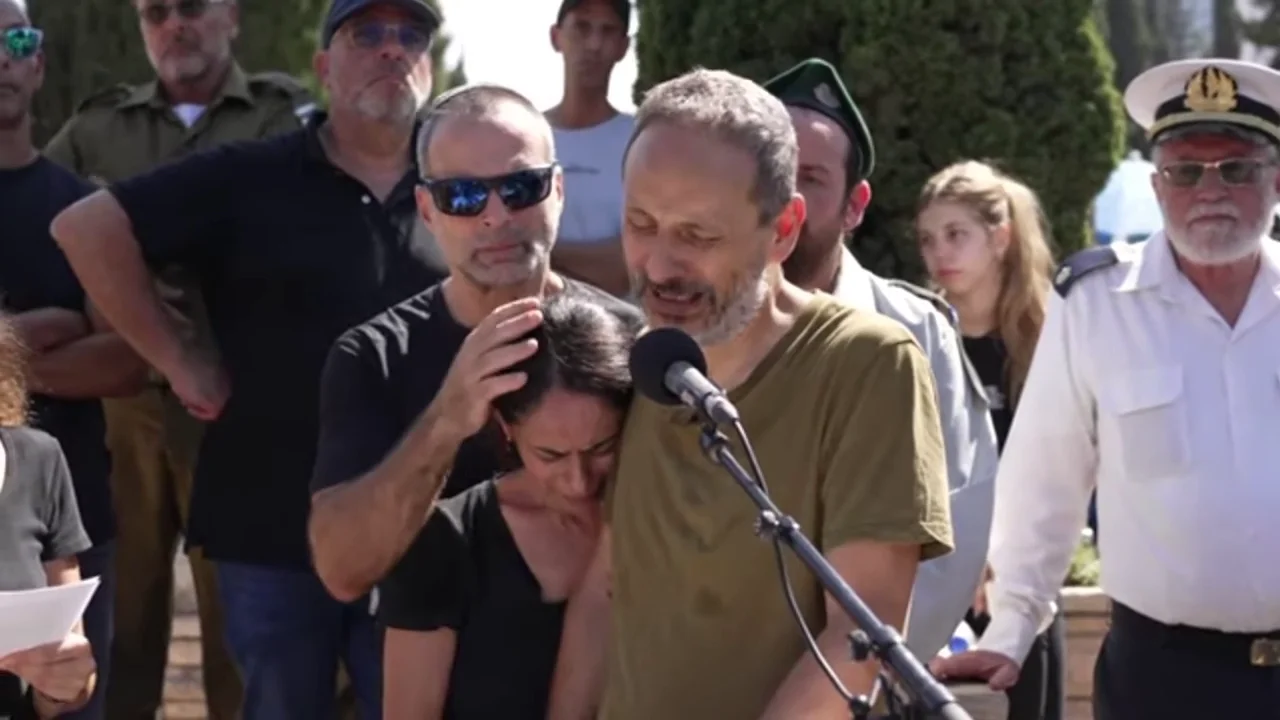 Los padres de Maya Villalobo en el entierro de su hija "Tu enorme corazón resplandece ahora como la galaxia más hermosa del universo"