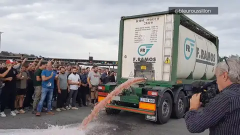Viticultores franceses saquean un camión de productos españoles Viticultores franceses saquean un camión de productos españoles
